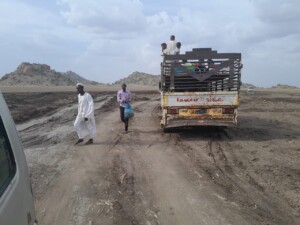 عربة تقل نازحين على طريق أبو رخم- المقرح بولاية القضارف- مصدر الصورة : مبادرة القضارف للخلاص