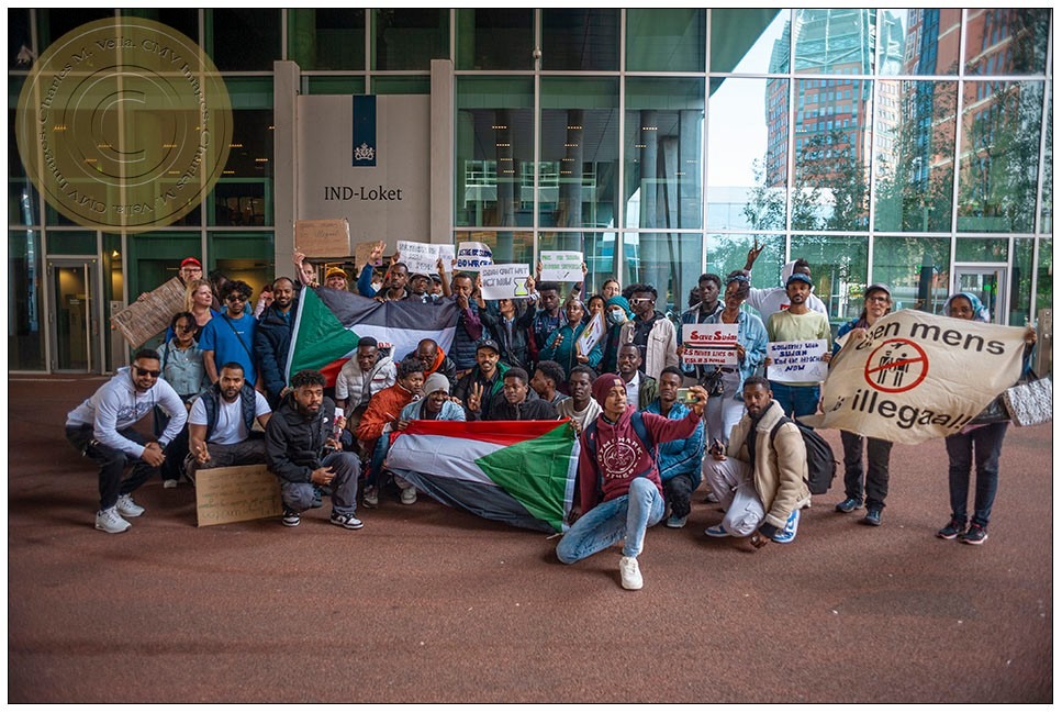 احتجاج للاجئين سودانيين أمام دائرة الهجرة الهولندية - يونيو 2024 - تصوير: شارلس فايلا