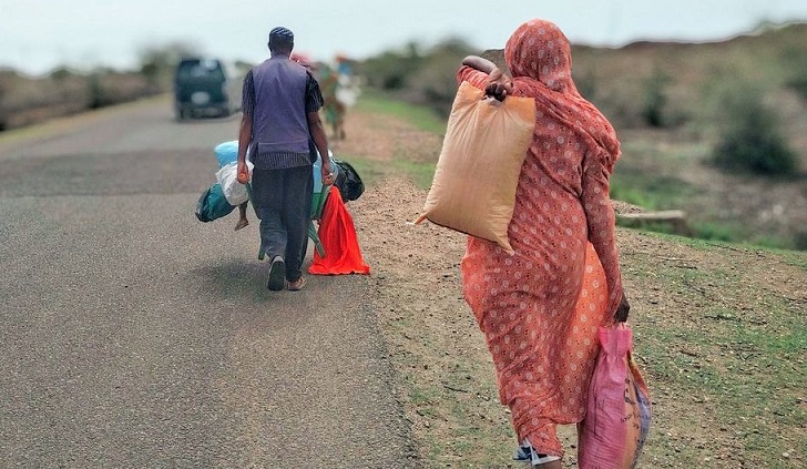 أسر تفر من سنجة، جنوب السودان، بعد وقوع اشتباكات عنيفة. © UNICEF/Omran Ahmed